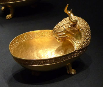 710px-KHM Wien VIIIb 11 - Bull\'s Head Bowl, Treasure Of Nagyszentmikl S